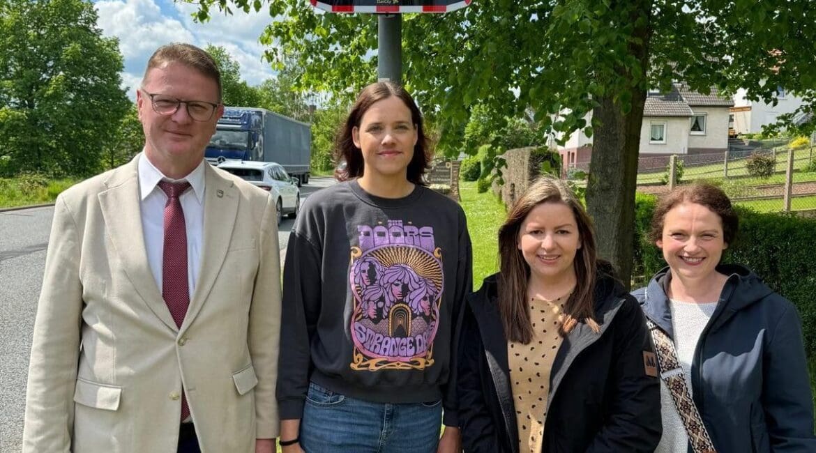 El alcalde de Waldkappel, Frank Koch, y la diputada Karina Fissmann, acompañados de dos padres de alumnos, frente al radar pedagógico EVOLIS Vision recién instalado en Bischhausen.