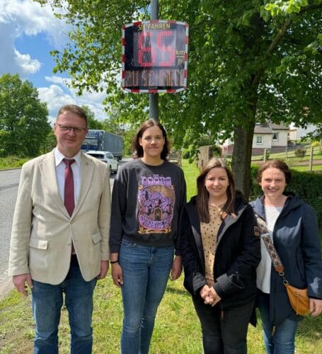 El alcalde de Waldkappel, Frank Koch, y la diputada Karina Fissmann, acompañados de dos padres de alumnos, frente al radar pedagógico EVOLIS Vision recién instalado en Bischhausen.