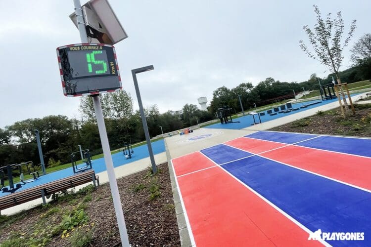 Pista de atletismo en Saint-Dizier con un radar pedagógico EVOLIS Vision mostrando une velocidad de 15km/h.